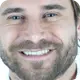 Henrique, analista de marketing e aluno do curso de neurociência Córtex, sorrindo.