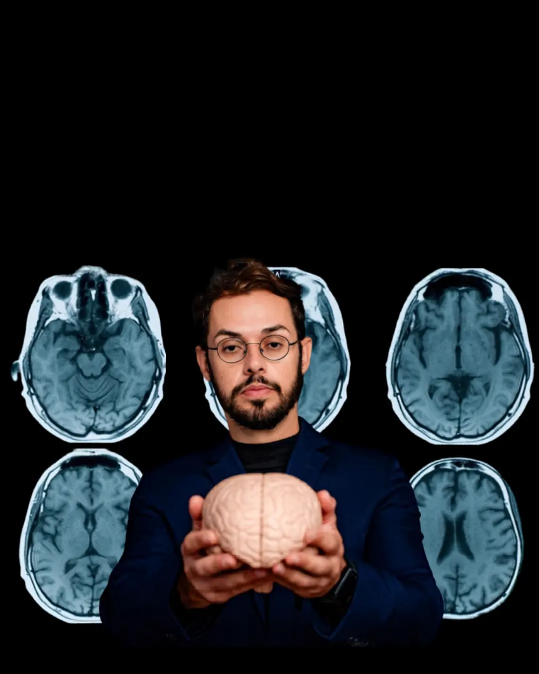 Dr. Allan Felippe, neurocientista e PhD pela USP, segurando um modelo anatômico de cérebro humano com exames de ressonância magnética ao fundo.