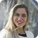 Luiza, neuropsicóloga e aluna do Curso Córtex, sorrindo.