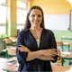 Amanda, educadora e aluna do Curso Córtex, sorrindo em seu depoimento sobre neurociência comportamental aplicada à educação.