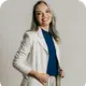 Rúbia, diretora de RH e aluna do Curso Córtex, sorrindo em seu depoimento sobre neurociência comportamental aplicada à gestão de pessoas.