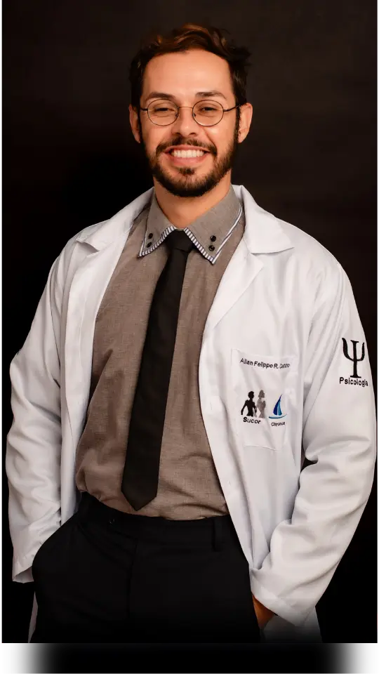 Dr. Allan Felippe, neurocientista sorrindo de jaleco branco com gravata sobre fundo escuro.