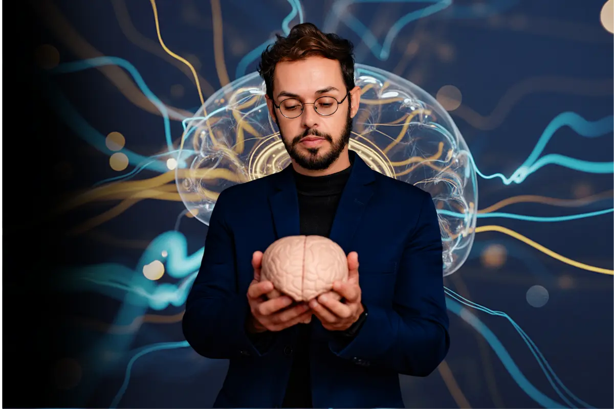 Homem de óculos e paletó azul segurando um modelo anatômico do cérebro humano com ilustração digital de redes neurais ao fundo.