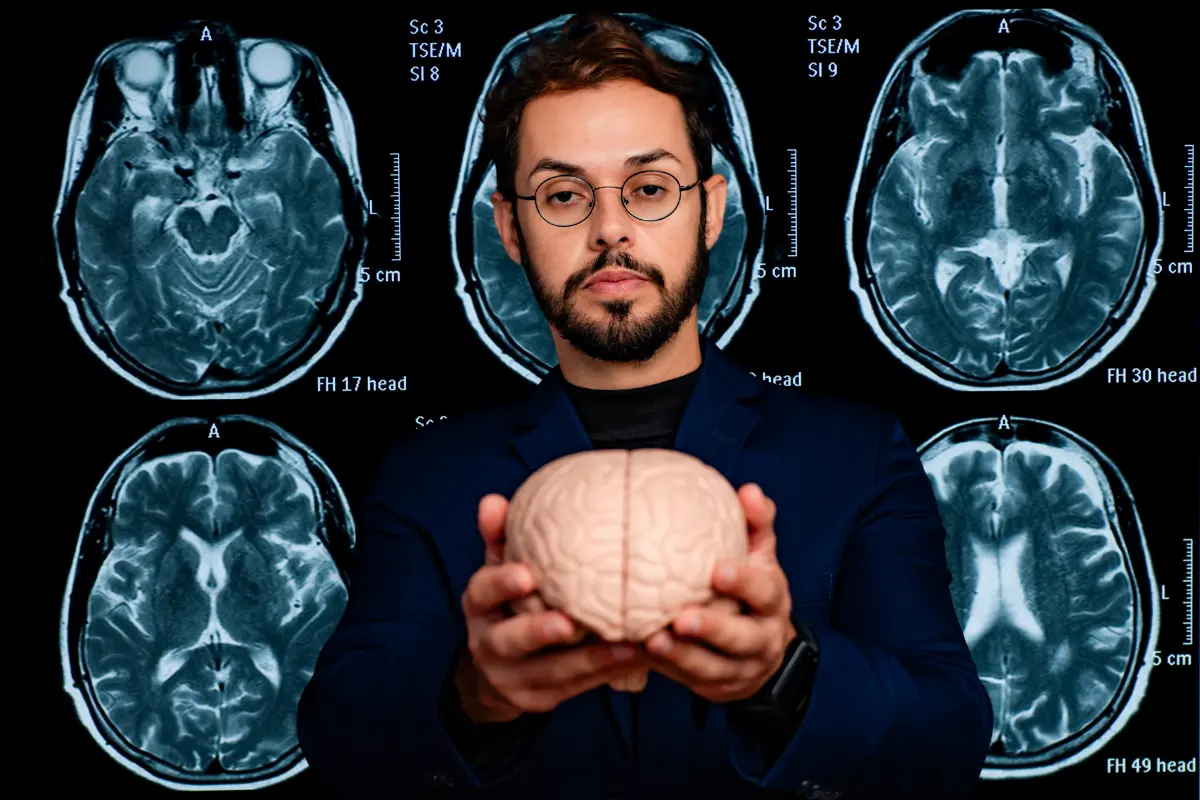 Neurocientista segurando um modelo anatômico do cérebro com exames de ressonância magnética ao fundo